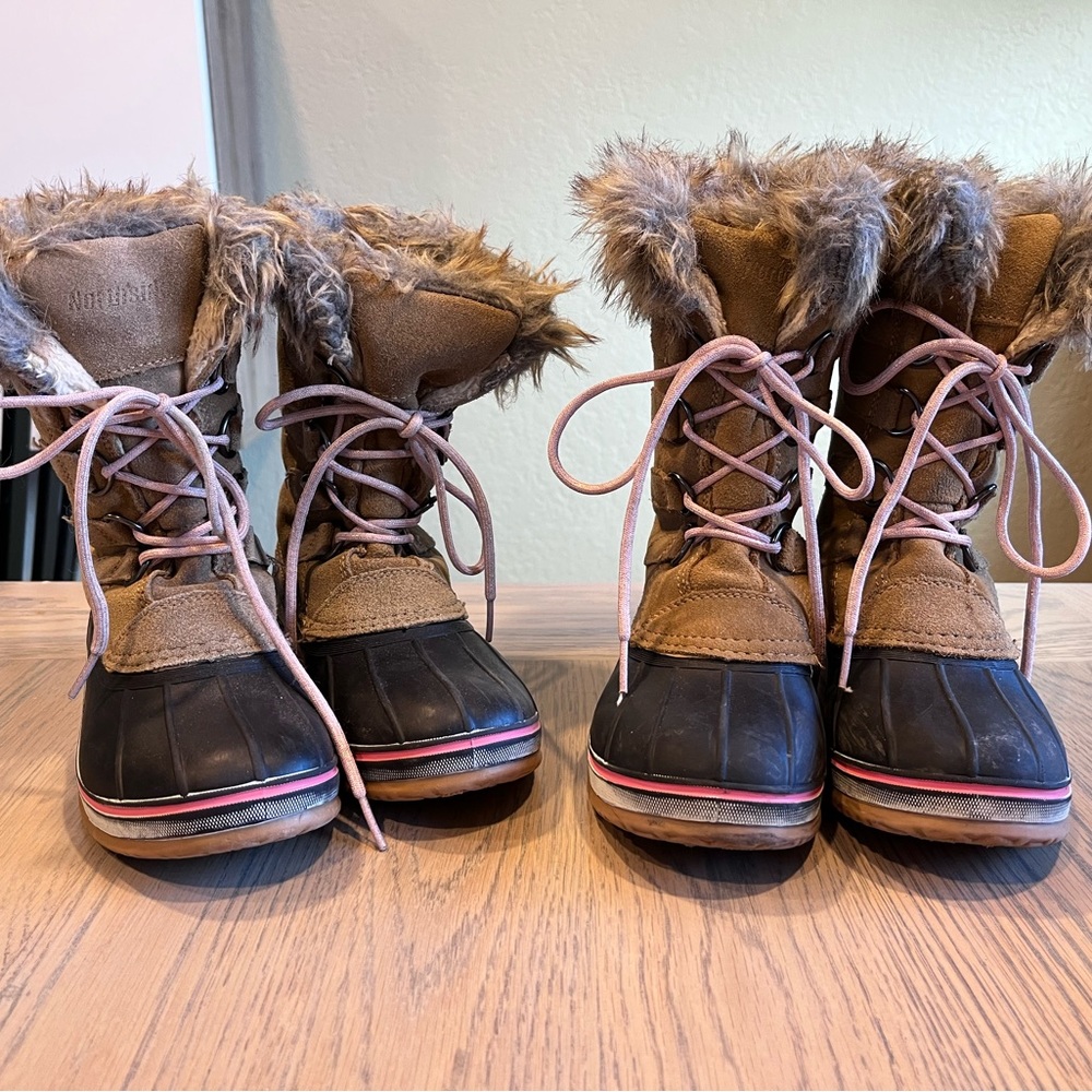 Super comfy & cozy snow boots.  Lightly worn in great condition!